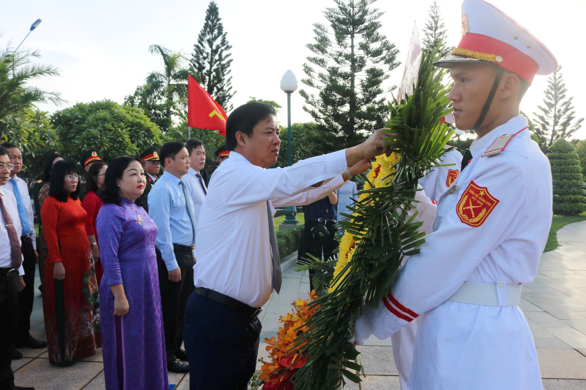 Bí thư Tỉnh ủy Lương Nguyễn Minh Triết chỉnh vòng hoa trước khi thực hiện nghi thức đặt vòng hoa và dâng hương viếng các Anh hùng liệt sĩ tại Nghĩa trang Liệt sĩ tỉnh.